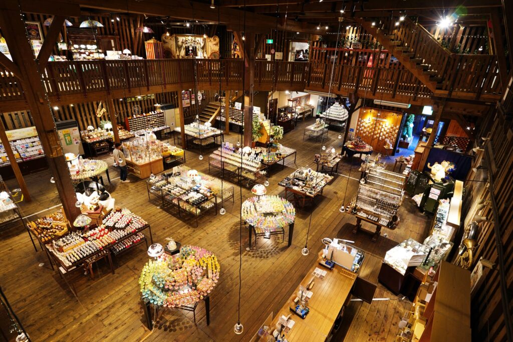 夕方: 小樽オルゴール堂でお土産を購入