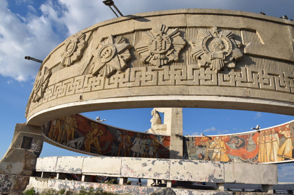 ザイサン記念碑