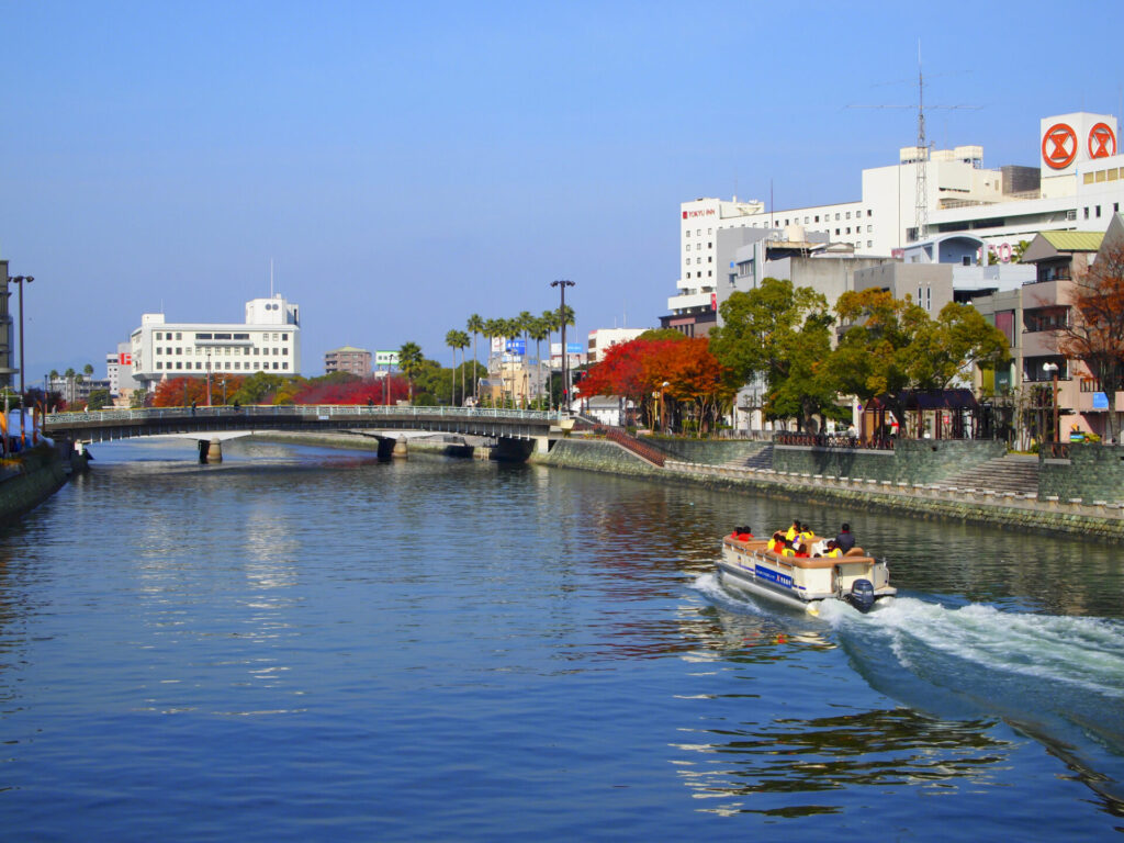 午後: ひょうたん島クルーズで水上散歩