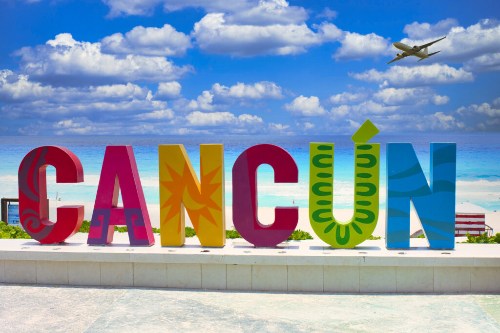 カンクンビーチのカラフルな看板