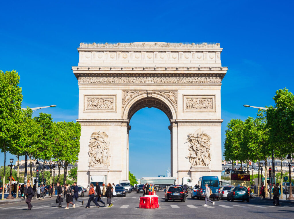 パリ旅行の定番スポット凱旋門が佇むシャンゼリゼ通り
