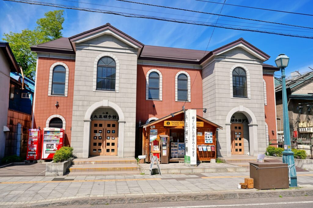 夕方: 大正硝子館本館で伝統ある硝子を購入!