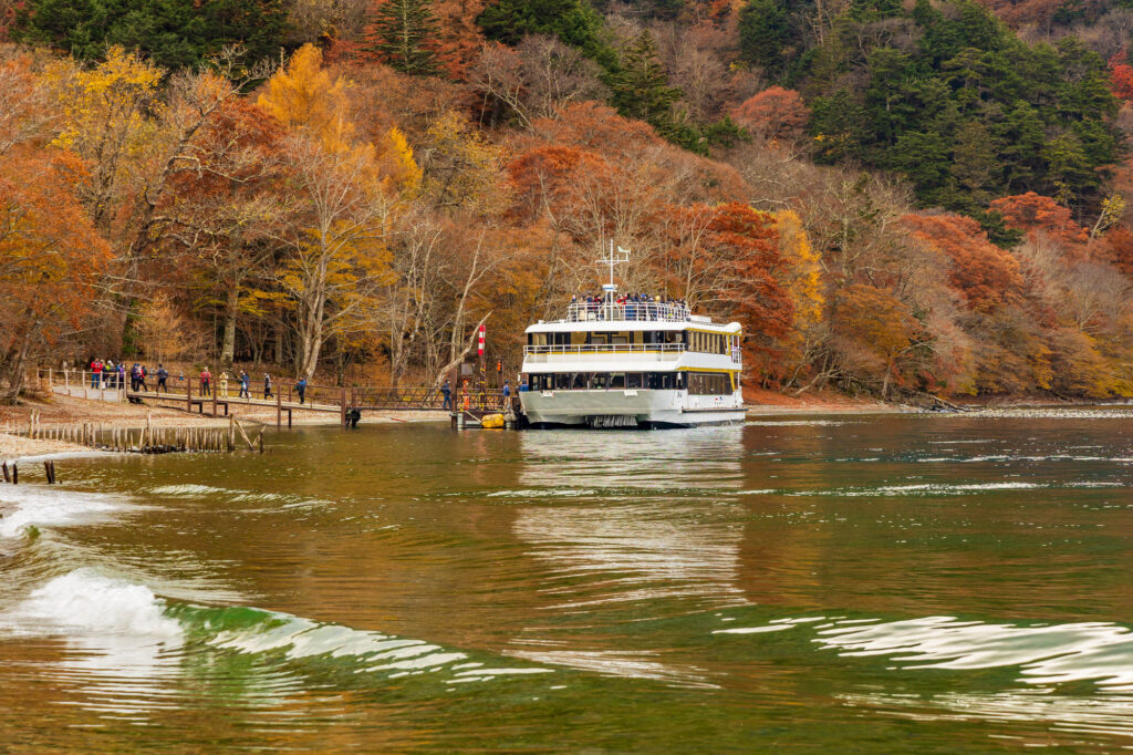 午前: 中禅寺湖での遊覧船体験
