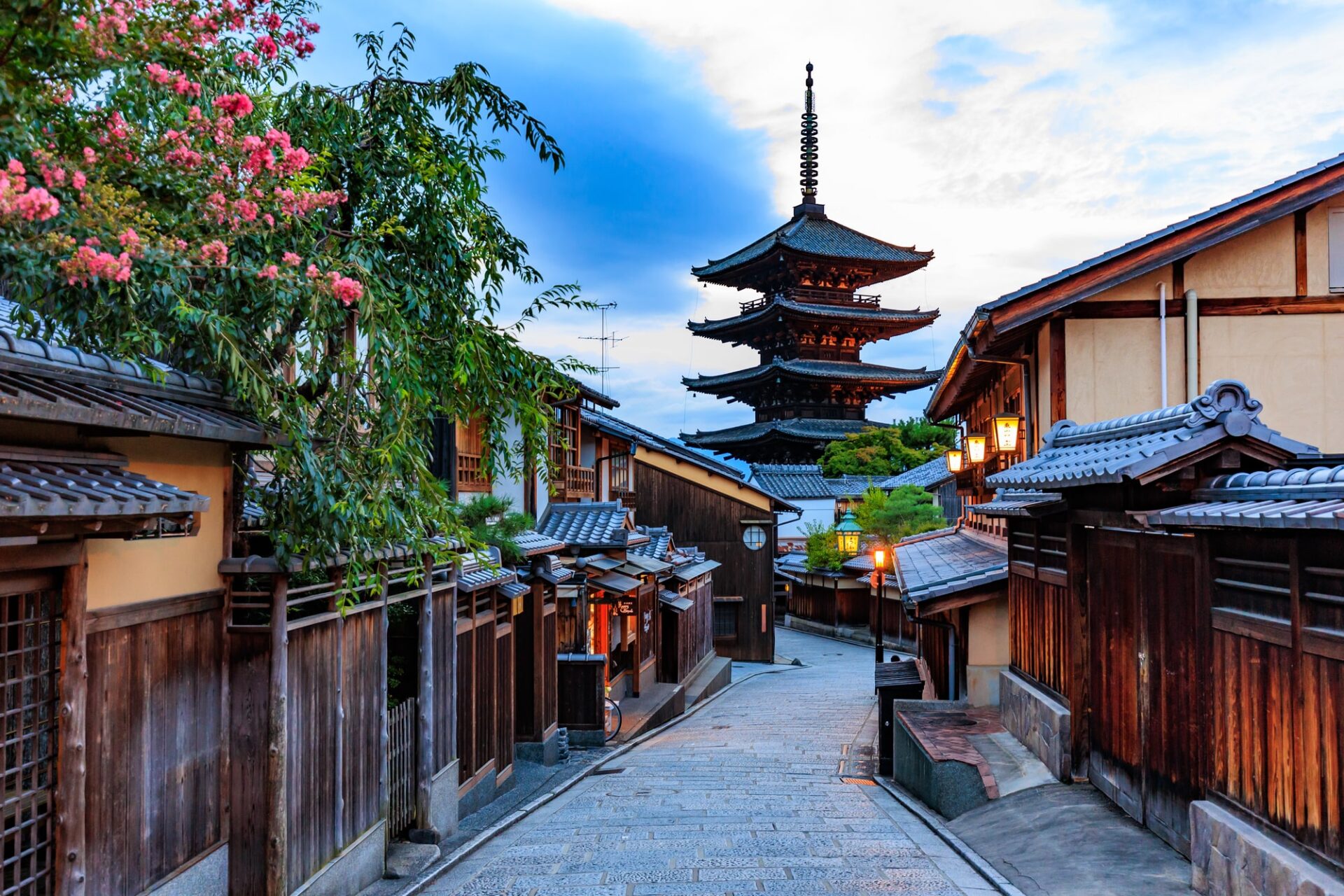 京都市東山区にある産寧坂(三年坂)の夕暮れ