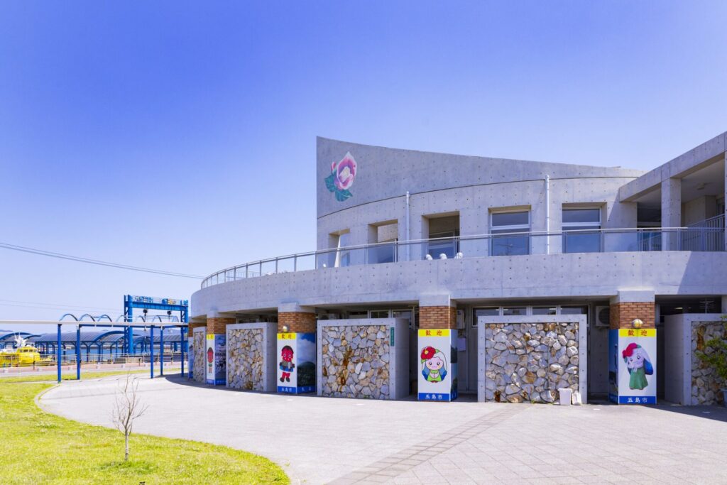 福江港ターミナルの外観