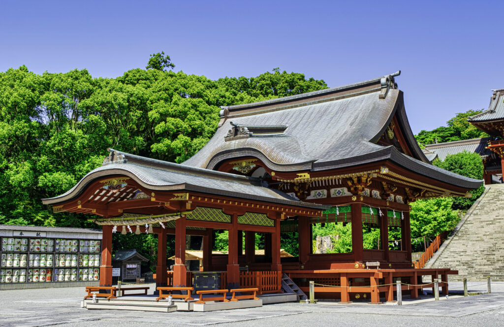 午前: 鶴岡八幡宮で美しい紅葉を楽しむ
