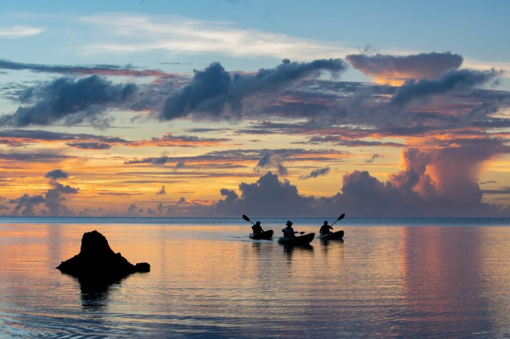 石垣島の夕日とカヌーを楽しむ人