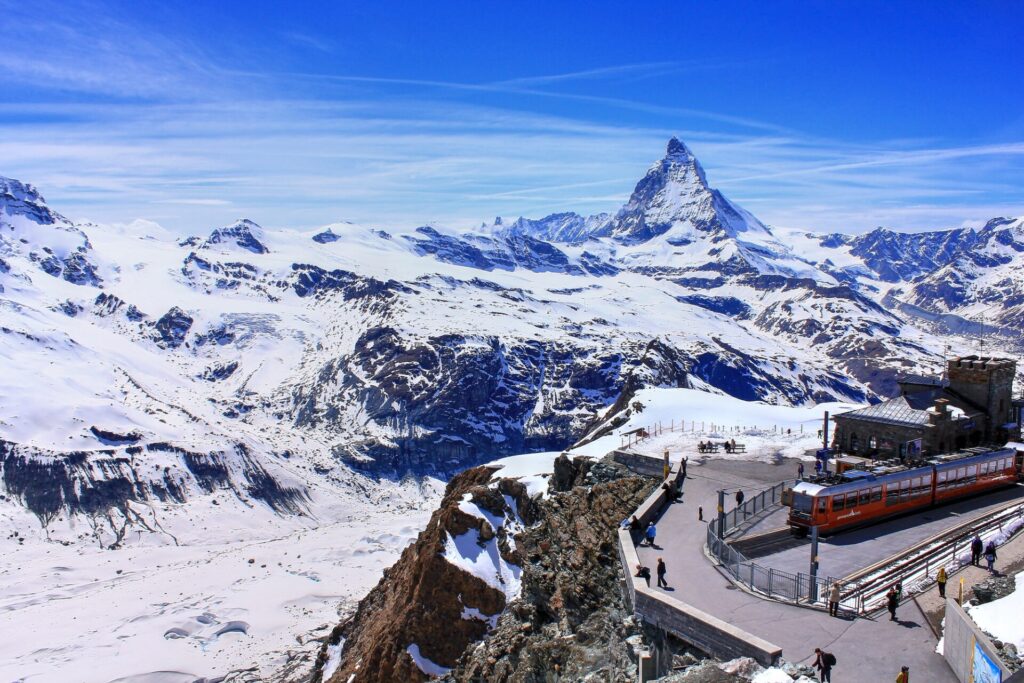 4月のゴルナーグラート駅の上から望むマッターホルン