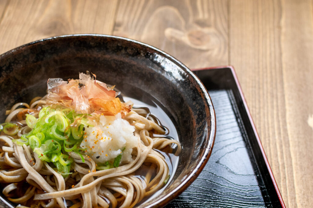 行列ができる越前そば！八助