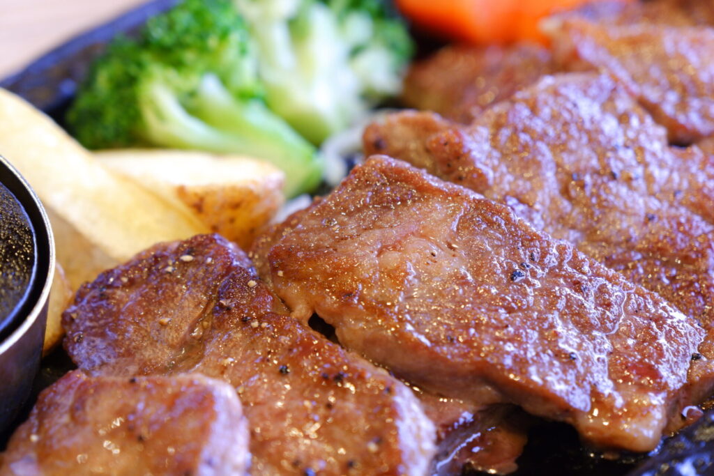 熱々のビーフステーキ