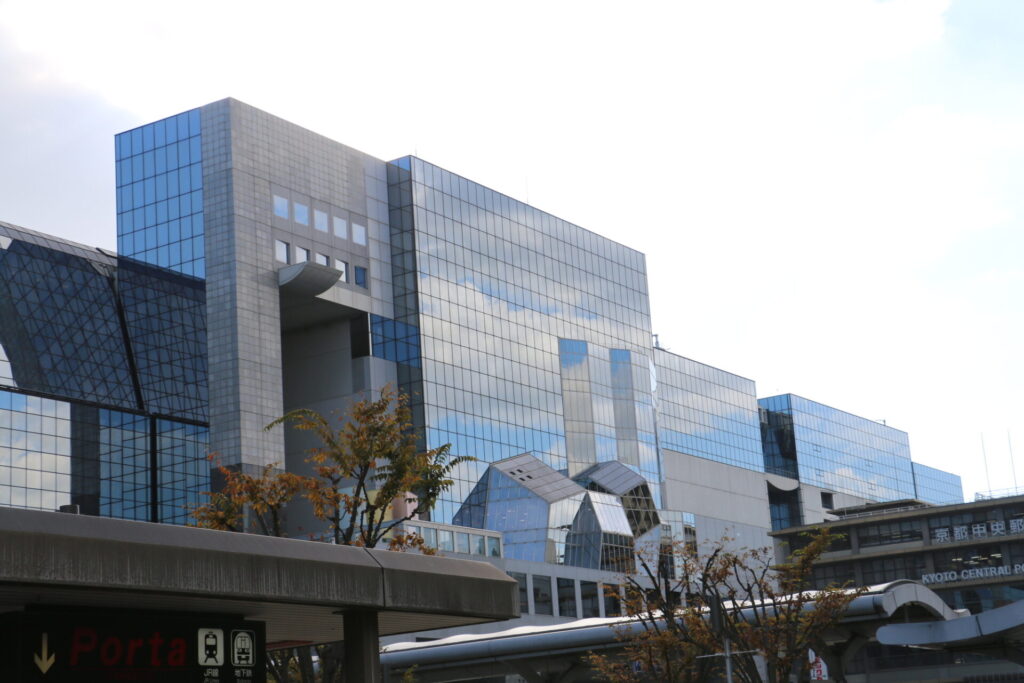 圧倒的なスケールを誇る斬新なデザインのJR京都駅ビル