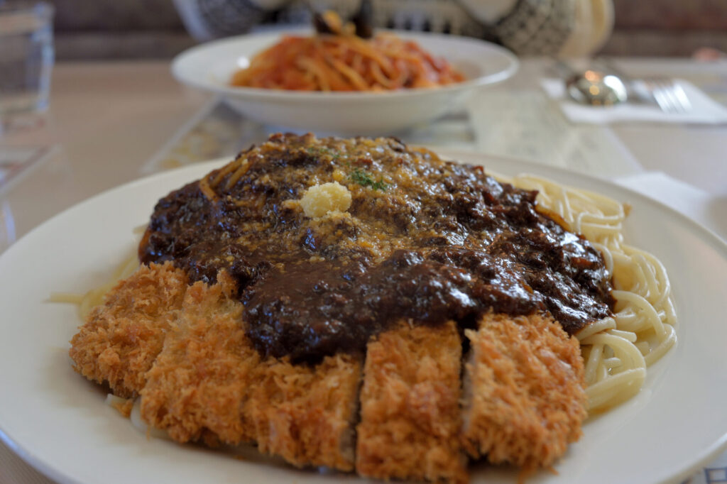 午後: ボリューム満点の高崎パスタでランチ