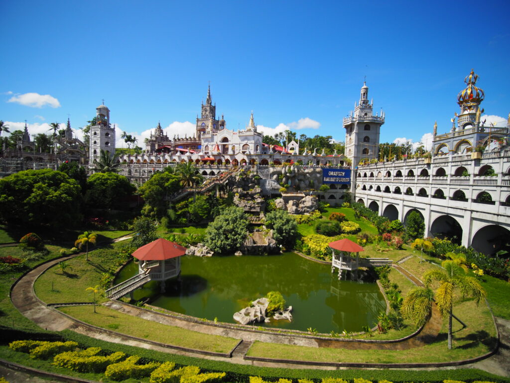 シマラ教会で願いを叶えてくれるマリア様にお祈り