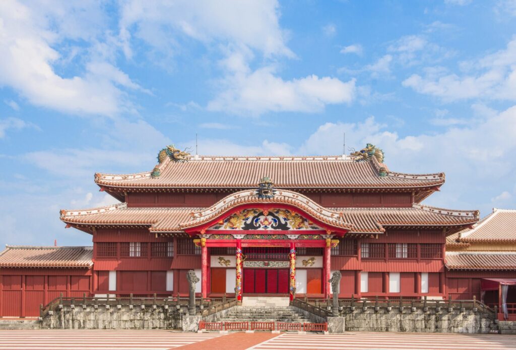 赤い色が特徴的な首里城