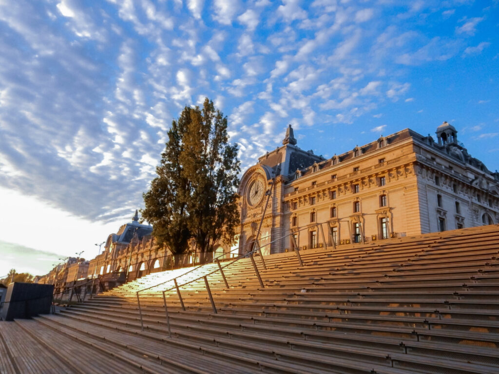 夕日に照らされた美術館