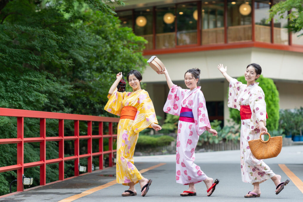 踊りを楽しむ女性たち