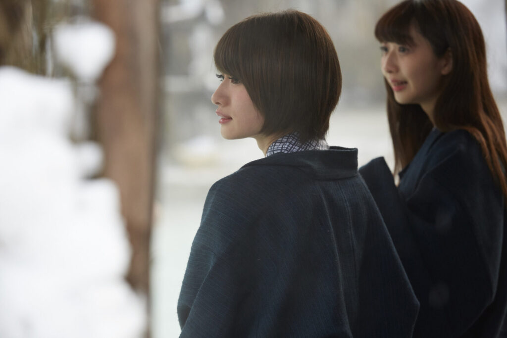 雪景色を眺める女性