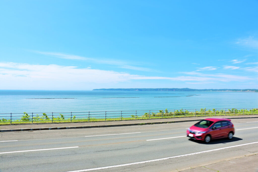 能登島大橋を渡る車