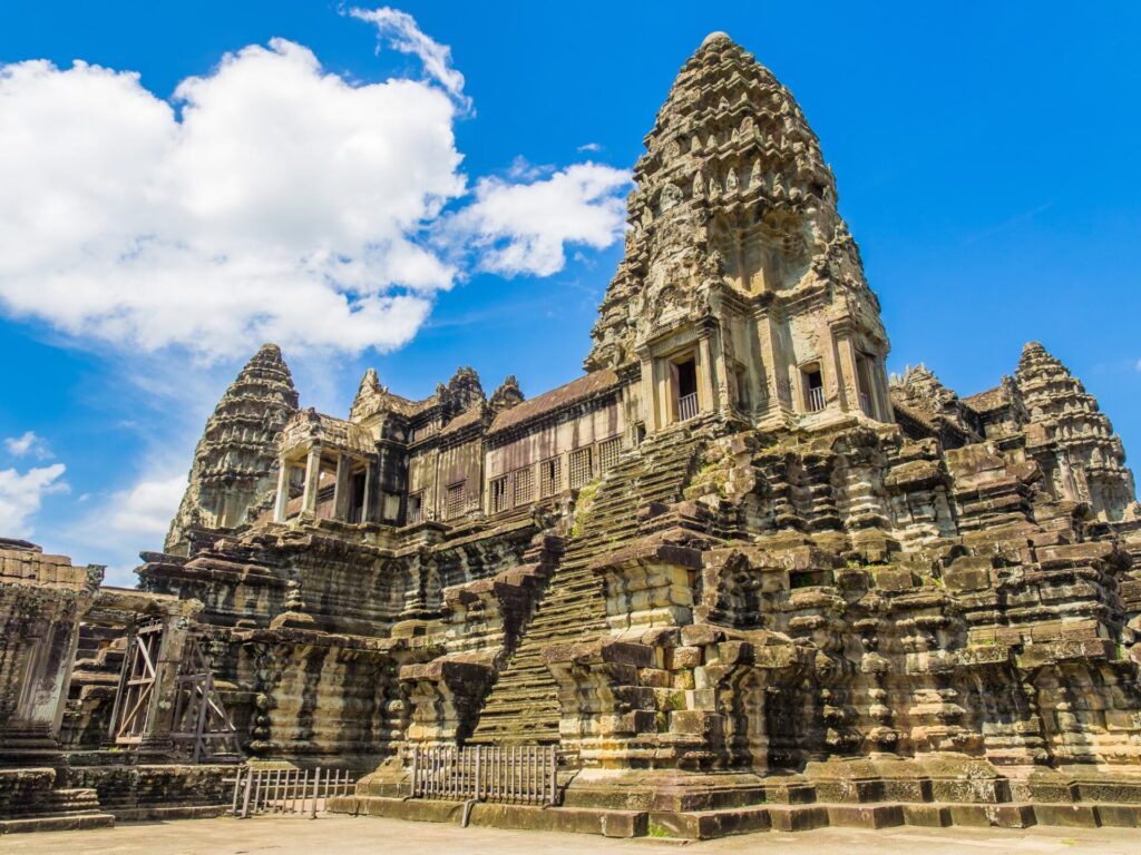 青い空とアンコールワット