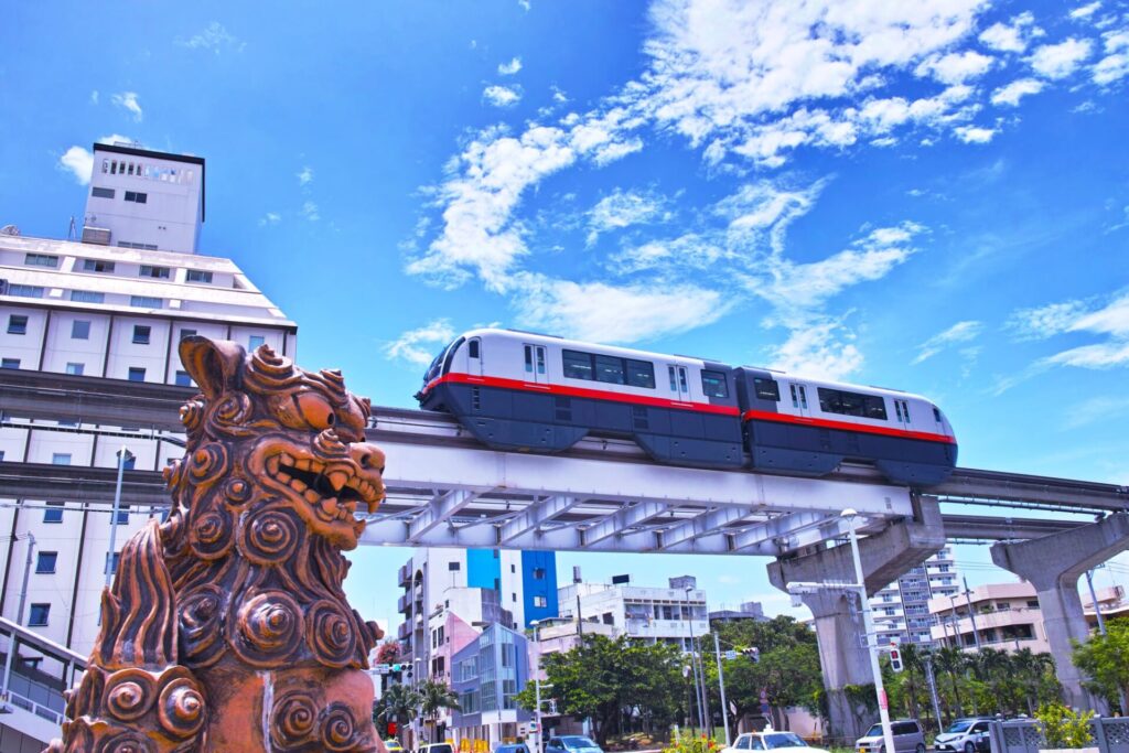 ゆいレールで沖縄を観光する様子