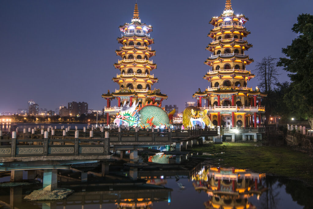 蓮池潭 リャンチータンの龍虎塔