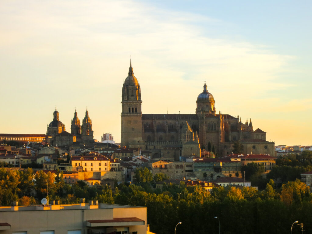 朝日を浴びるサラマンカ大聖堂(スペイン・サラマンカ)