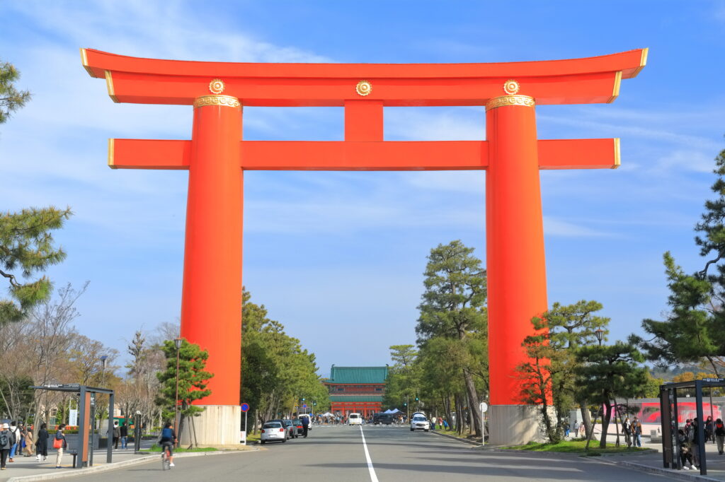 晴天下の平安神宮大鳥居