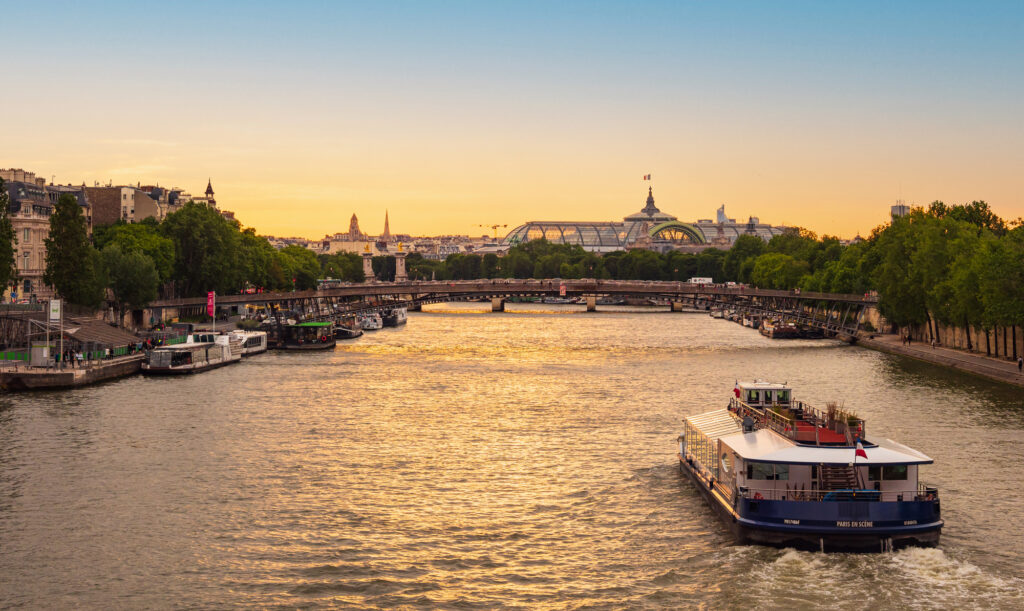 夕暮れ時のフランスセーヌ川を行き交うクルーズ
