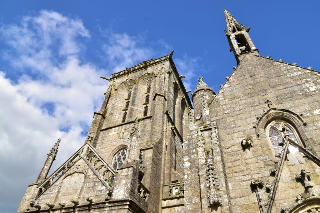 フランス・ブルターニュ地方の美しい村ロクロナンの教会