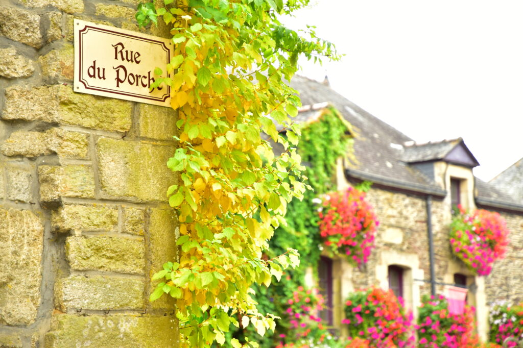 フランス・ブルターニュ地方の美しい村、ロシュフォール・アン・テールの風景 