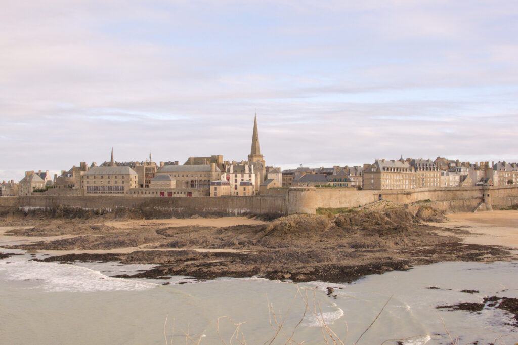 フランス、ブルターニュの地方都市サン・マロの風景