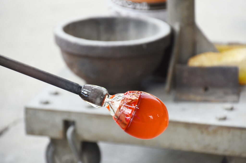 薩摩切子ガラス工場の吹きガラスの成型