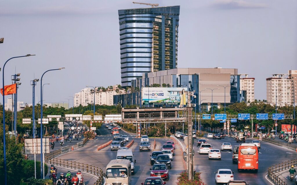 ベトナム　ホーチミンを走る車たち