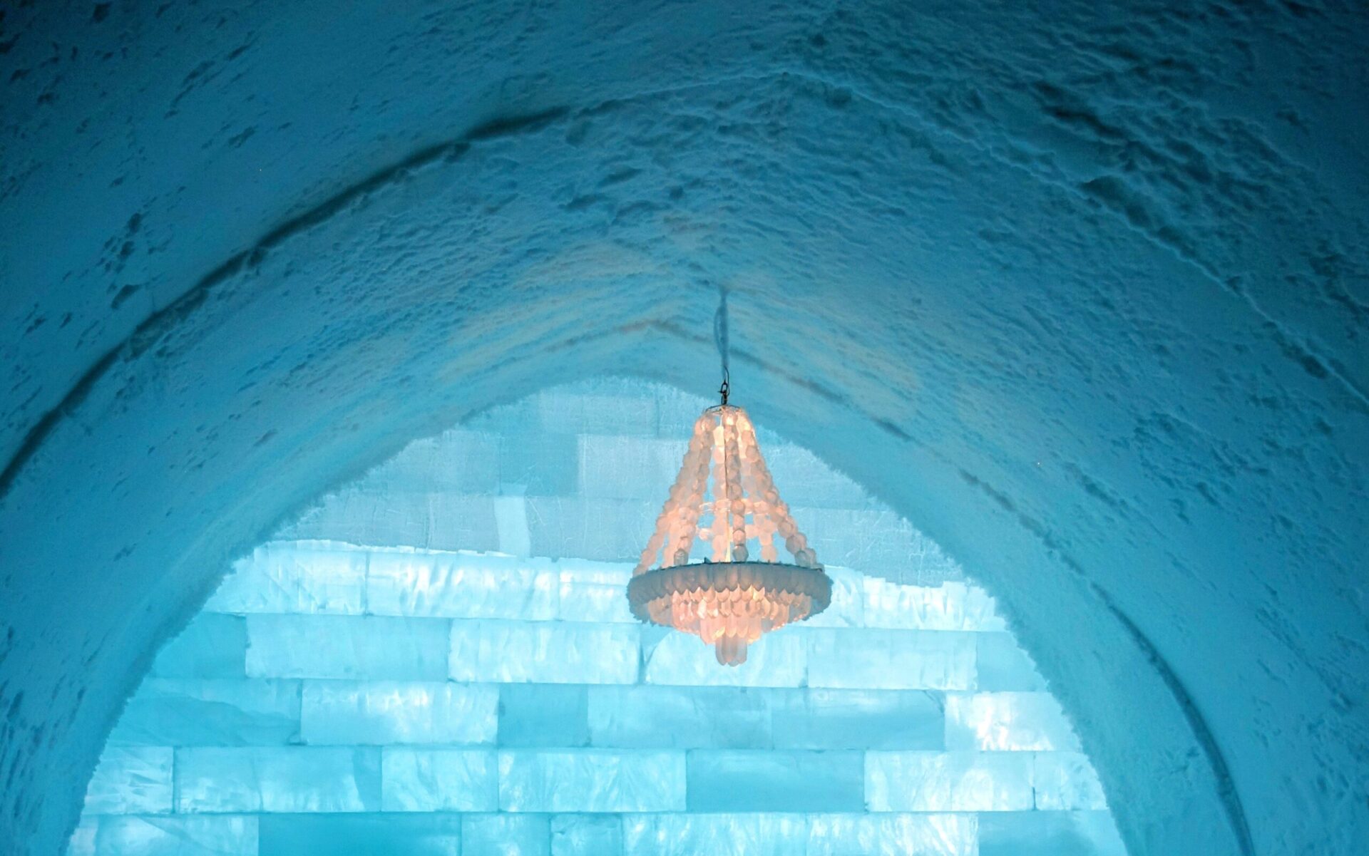 幻想的な アイスホテル (ユッカスヤルビ)