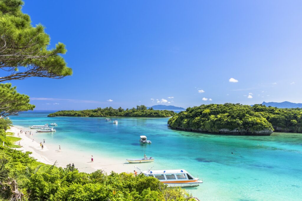 石垣島の川平湾のサンゴ礁の海