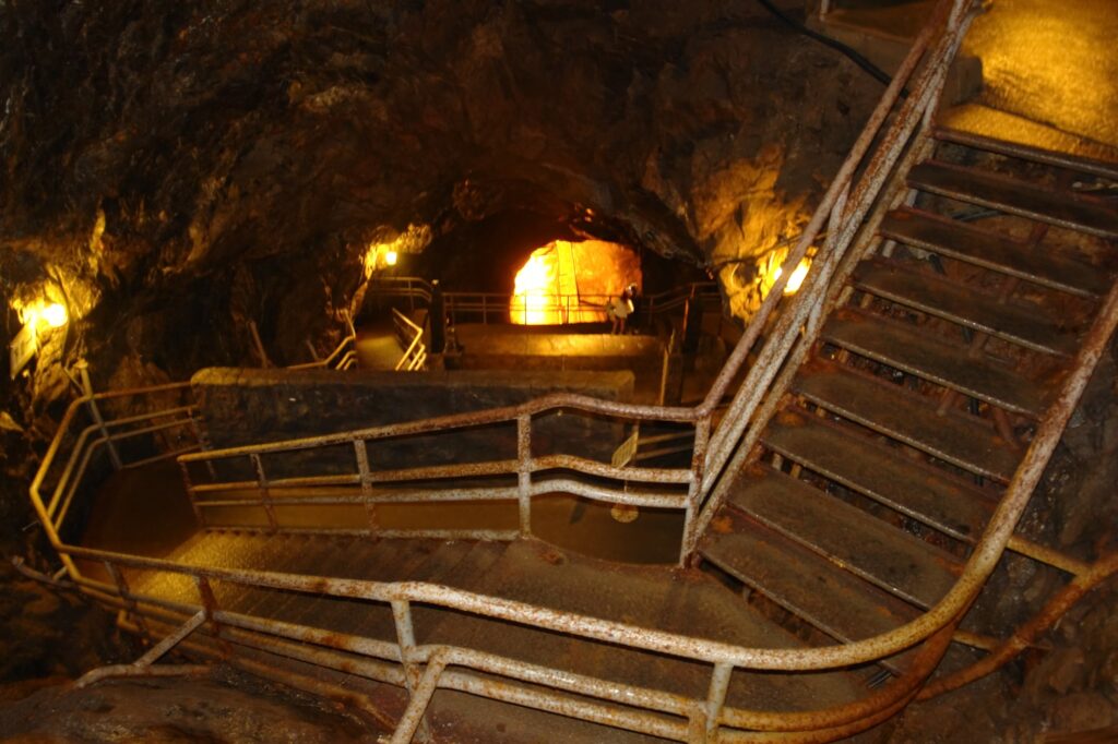 冒険テーマパーク地底王国美川ムーバレー館内 