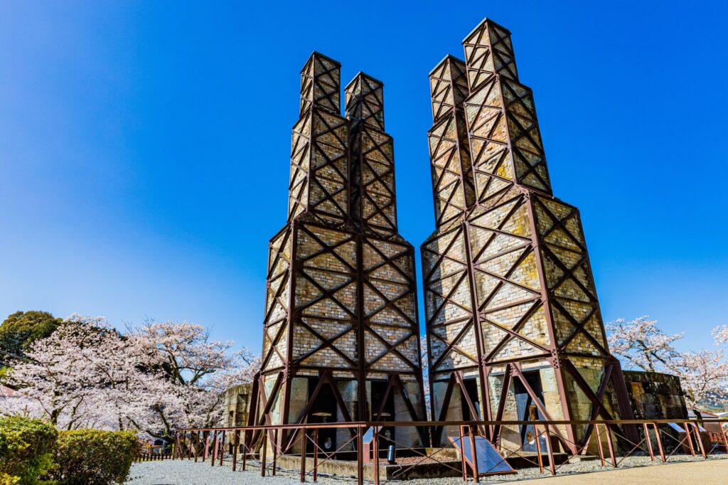 春の季節、桜が開花した韮山反射炉