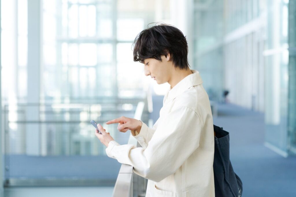 スマホを操作する男性