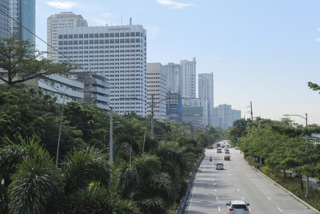 マニラ湾の海岸線に沿って走るロハス大通り