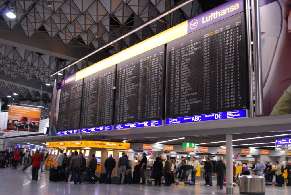 フランクフルト国際空港 を行き交う人々
