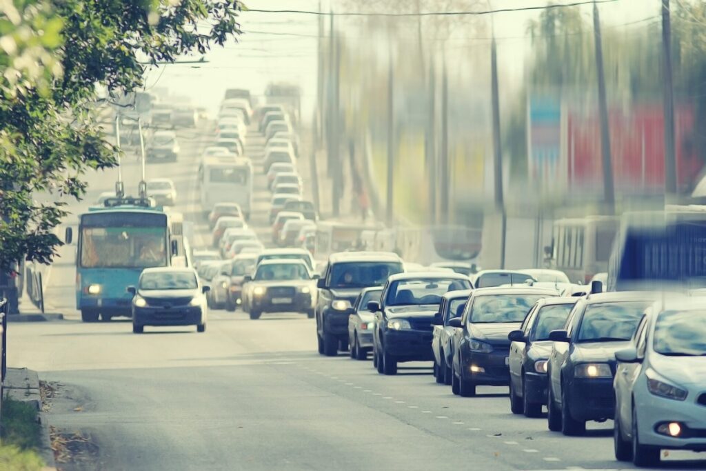 渋滞する道路の様子