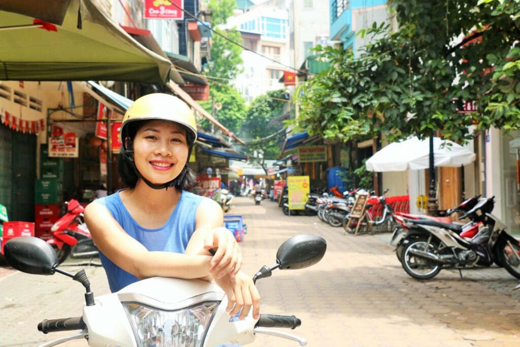 対策KW「ハノイ市内観光を移動手段の一つ、バイク」