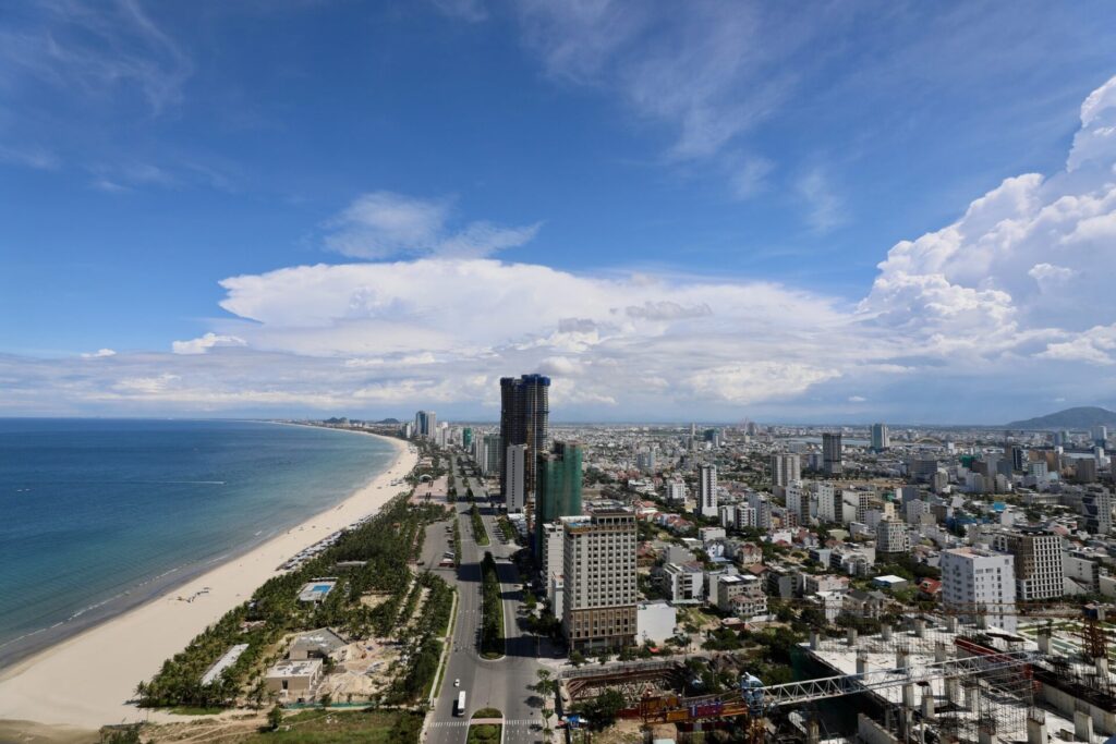ダナン市街と海岸沿いの風景