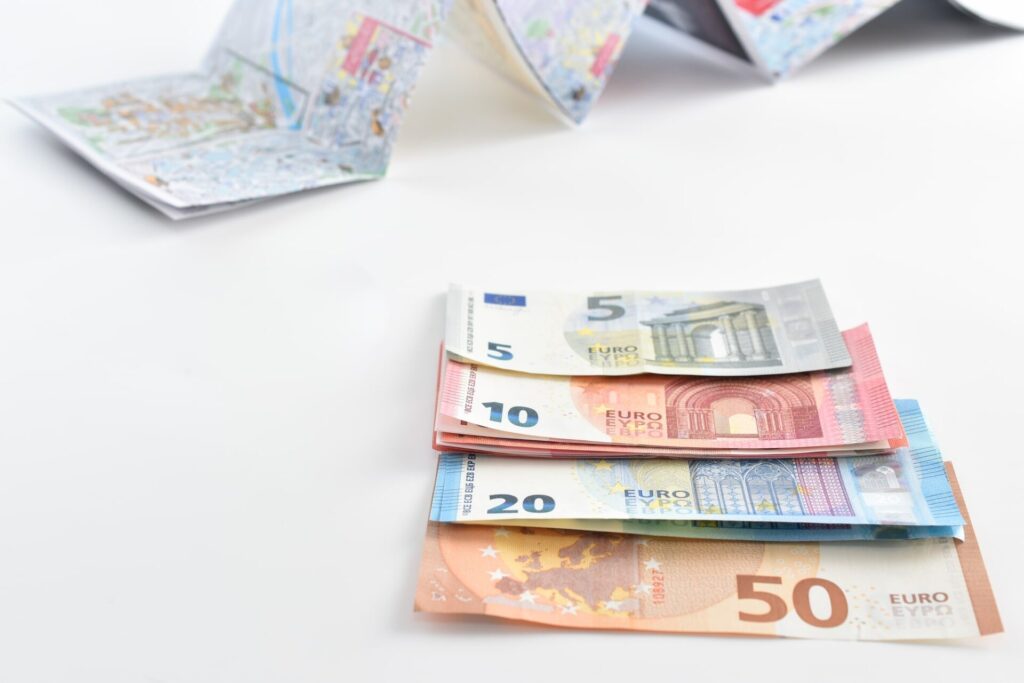 ユーロ紙幣とパリの地図