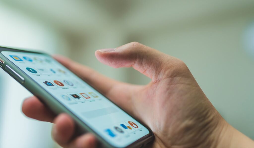 スマートフォンを操作する手元