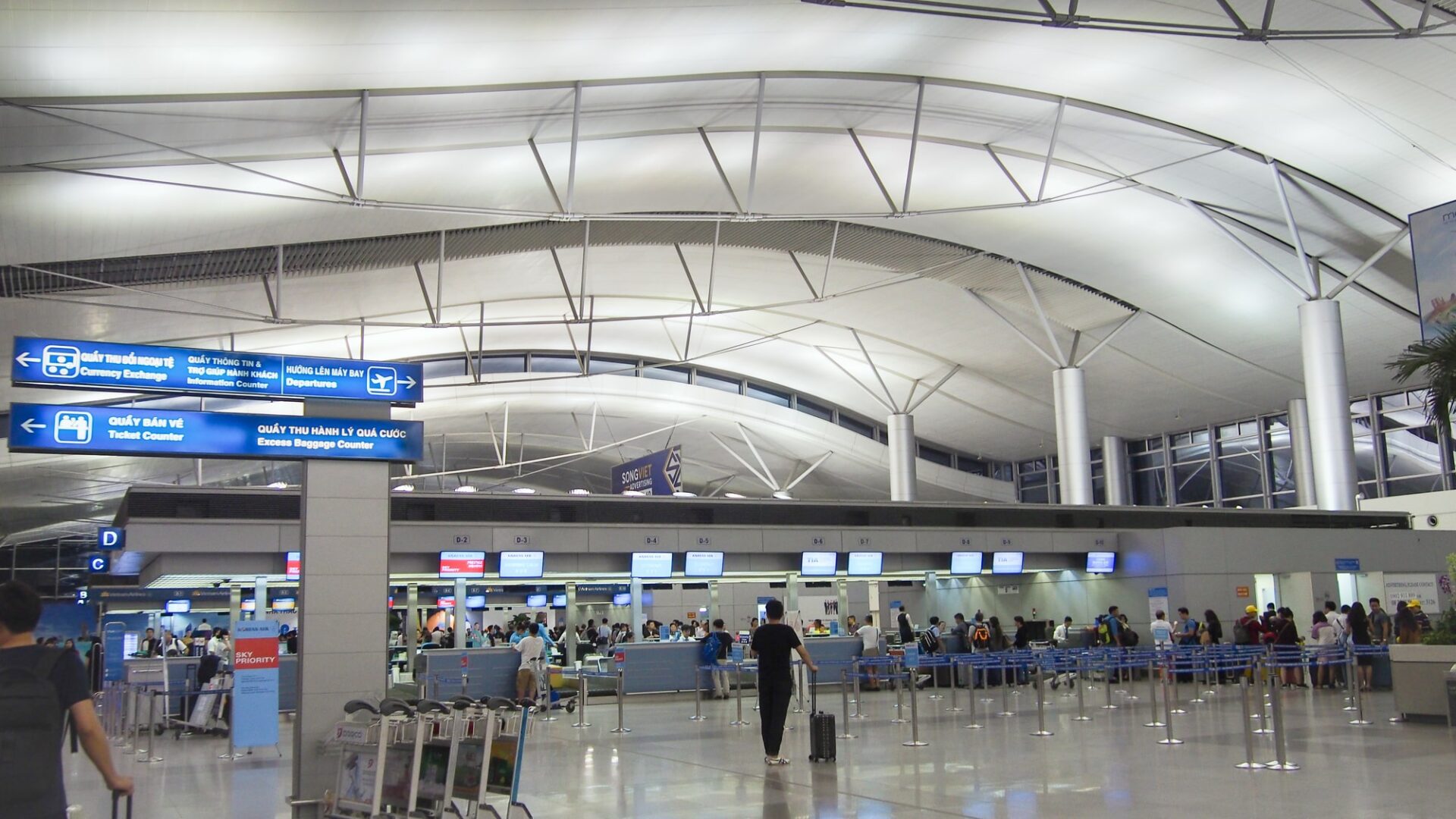 対策KW「タンソンニャット国際空港内の様子」