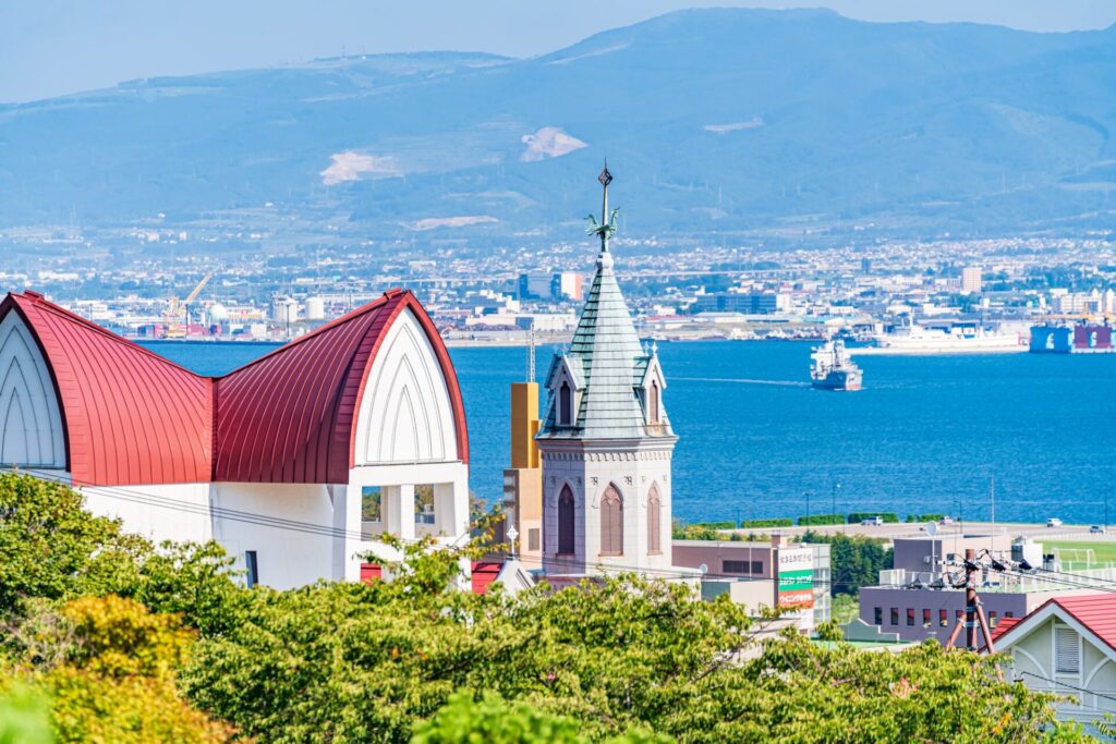 北海道の夏の風景 カトリック元町教会と函館湾