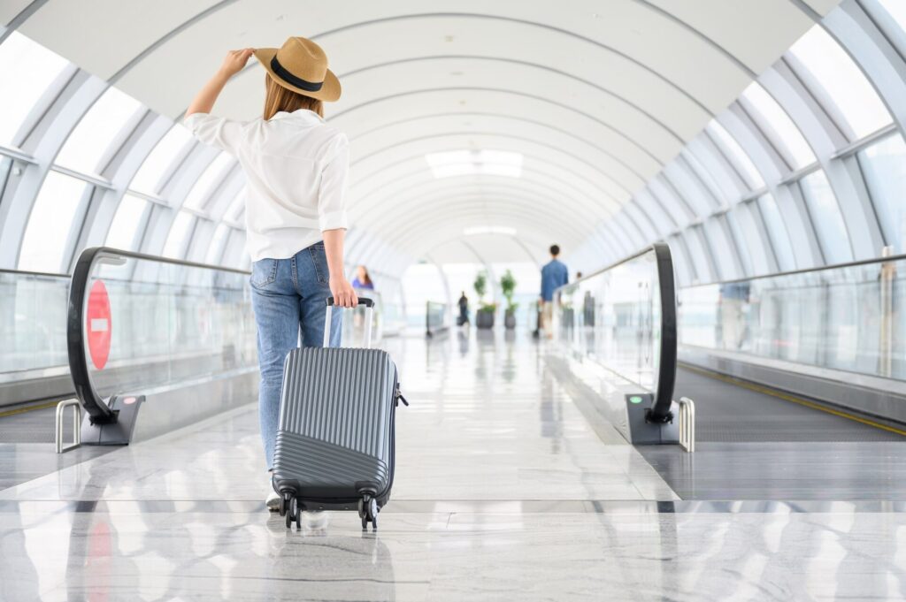 空港内をキャリーケースをもって移動する女性