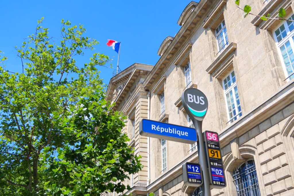 パリ市内の移動に便利なバス停