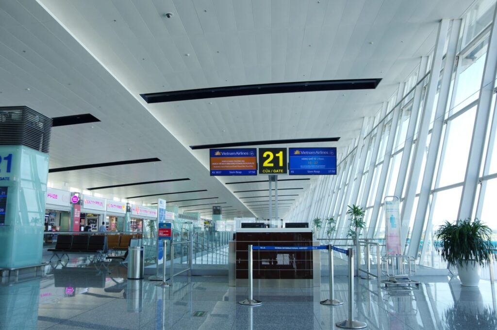 ノイバイ国際空港の搭乗ロビー